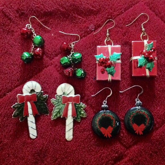 Lot of Vintage Pierced Christmas Earrings - Picture 1 of 2